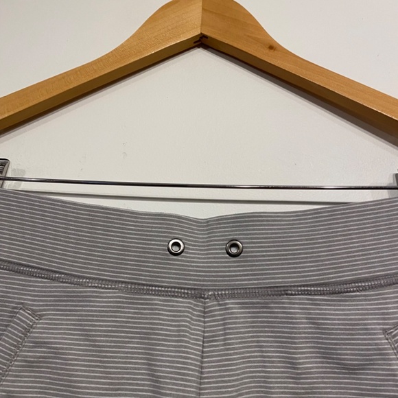 **$5 SALE** Athleta Modern Metro Grey Striped Shortie Shorts Size XS - Picture 2 of 4